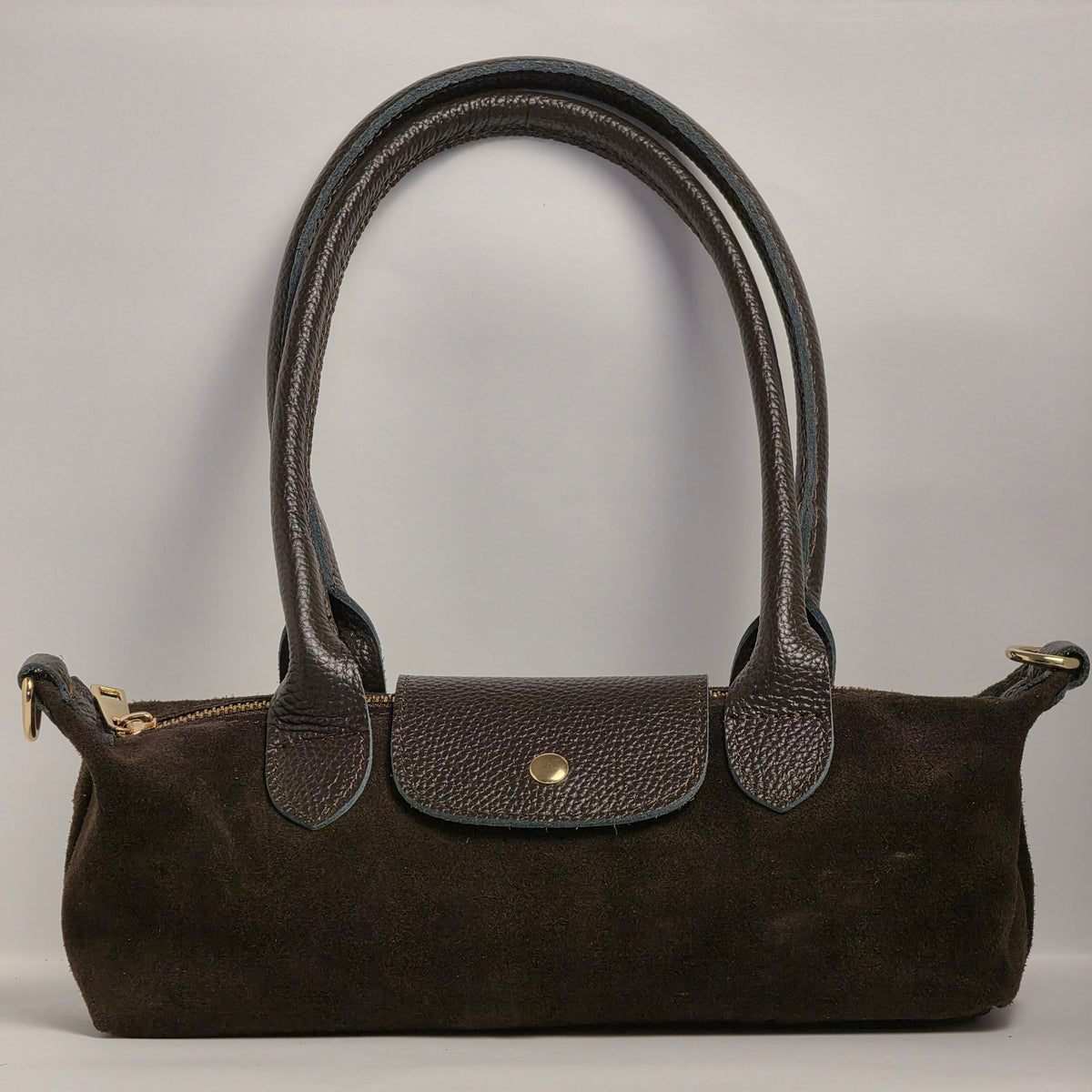 Bolso de hombro en piel de ante color marrón oscuro con detalles en piel marrón oscura