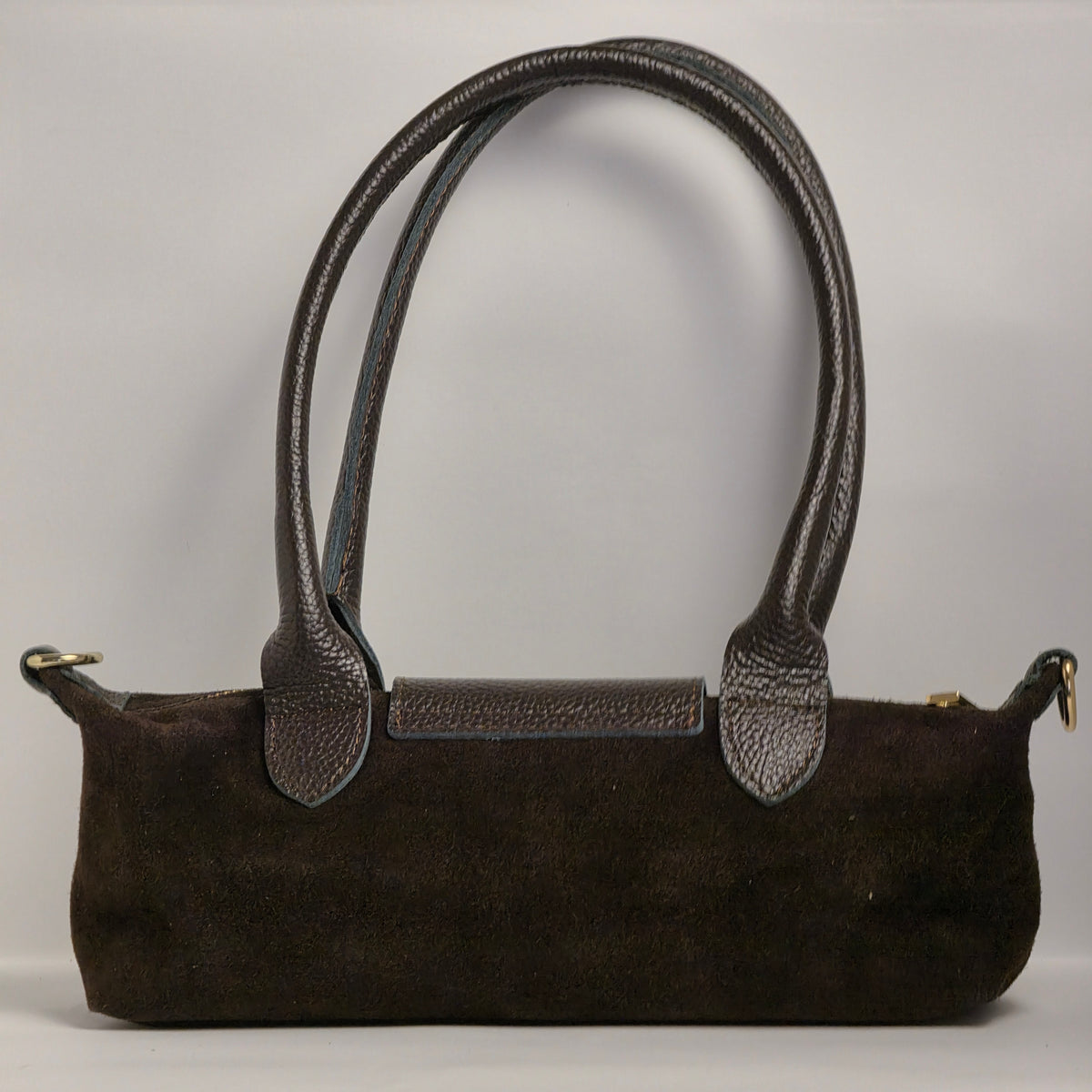 Bolso de hombro en piel de ante color marrón oscuro con detalles en piel marrón oscura