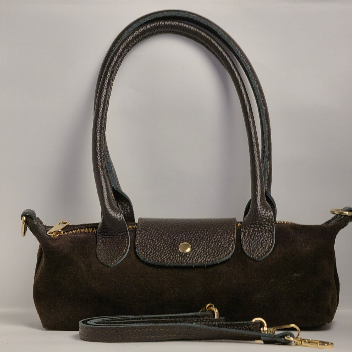 Bolso de hombro en piel de ante color marrón oscuro con detalles en piel marrón oscura