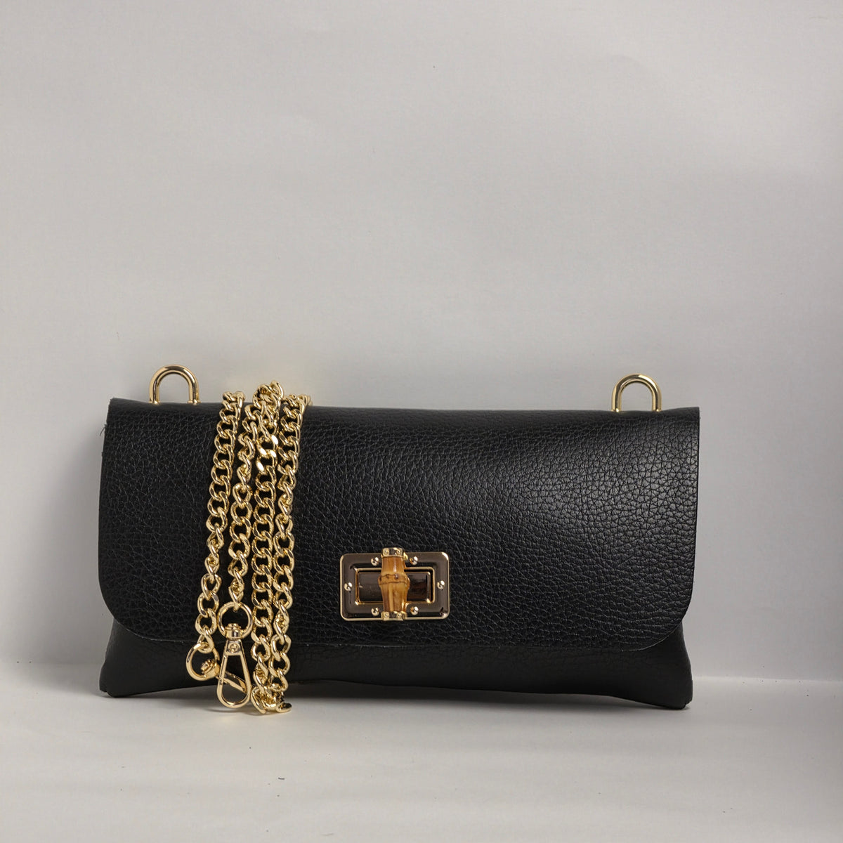 Bolso de hombro en cuero grabado color negro con cierre de bambú