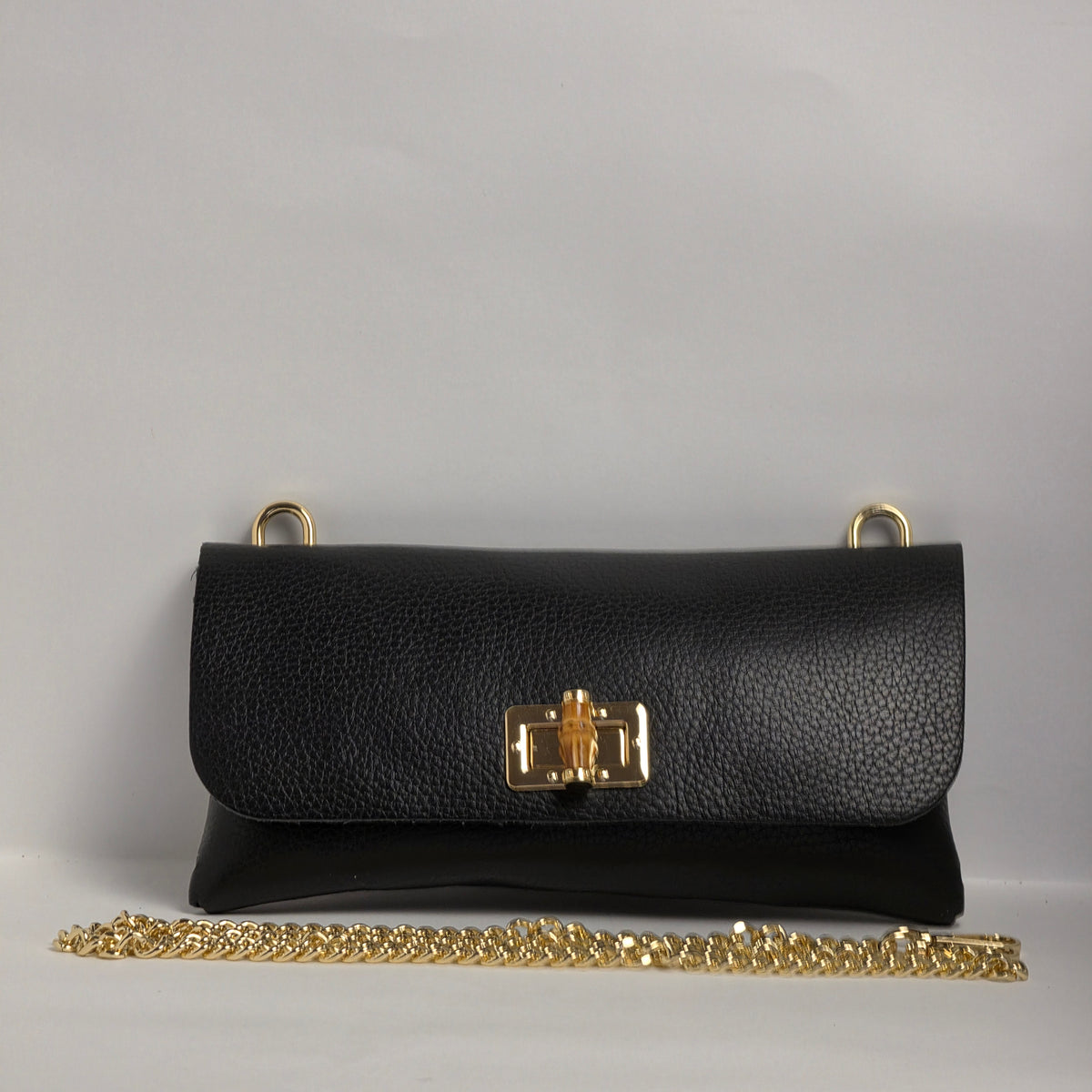 Bolso de hombro en cuero grabado color negro con cierre de bambú