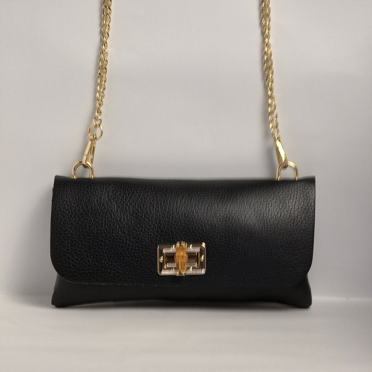 Bolso de hombro en cuero grabado color negro con cierre de bambú