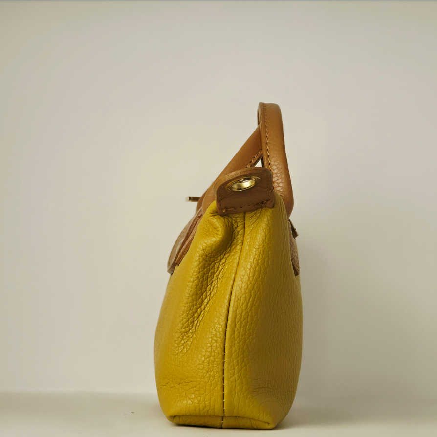 Bolso de mano de cuero amarillo mostaza con detalles marrones