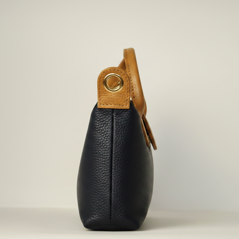 Bolso de mano de cuero azul marino con detalles marrones