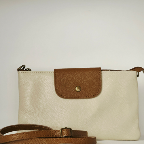 Bolso cartera de mano en piel color beige