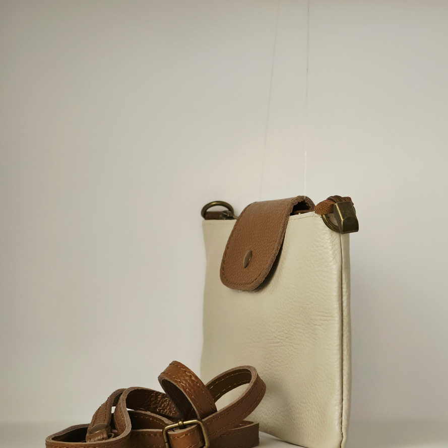 Bolso cartera de mano en piel color beige