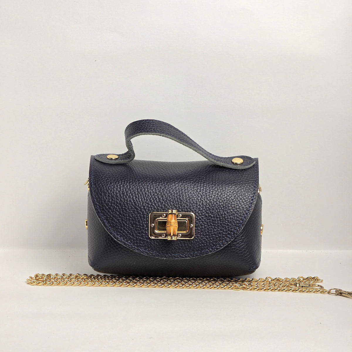 Mini bolso de mano en piel azul marino
