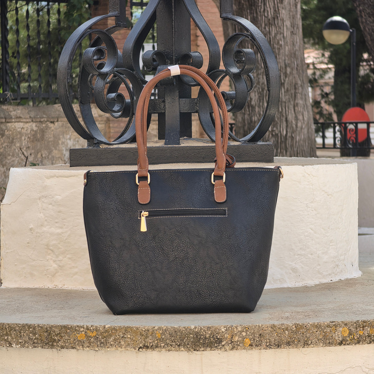 Bolso Tote negro con asa contrastada y monedero a juego
