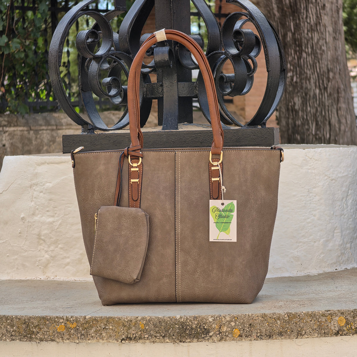 Bolso Tote color taupe con asa contrastada y monedero a juego