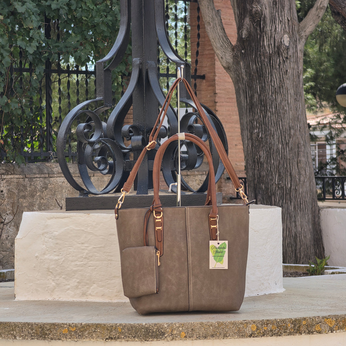 Bolso Tote color taupe con asa contrastada y monedero a juego